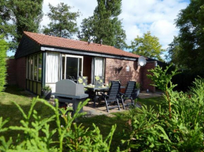 Ferienbungalow mit Terrasse in einem kleinen Ferienpark mit See